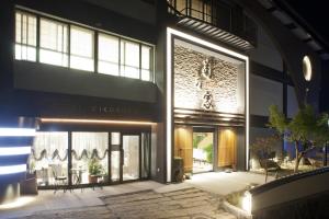 Un escaparate de un edificio por la noche en Kikunoya, en Miyajima