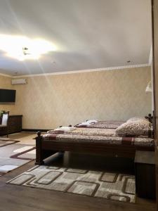 - une chambre avec un lit dans l'établissement Hotel Ashad, à Svalyava