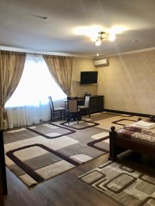 Cette chambre comprend un lit, une table et des chaises. dans l'établissement Hotel Ashad, à Svalyava