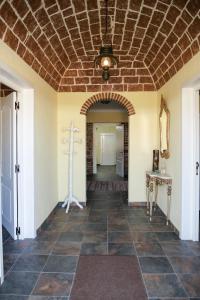a room with a brick ceiling and a hallway at A Janela do Alentejo in Campinho