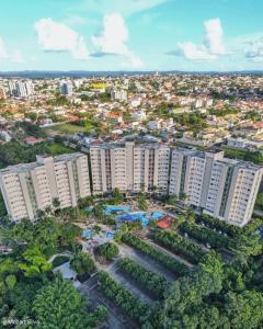 une vue aérienne sur une ville avec de grands bâtiments dans l'établissement Caldas Novas Ecologic Park Thermas Apartamento, à Caldas Novas