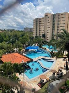 - une vue sur la piscine d'un complexe dans l'établissement Caldas Novas Ecologic Park Thermas Apartamento, à Caldas Novas