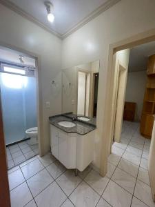 La salle de bains est pourvue d'un lavabo et de toilettes. dans l'établissement Caldas Novas Ecologic Park Thermas Apartamento, à Caldas Novas