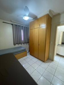 - un salon avec un canapé et une armoire dans l'établissement Caldas Novas Ecologic Park Thermas Apartamento, à Caldas Novas