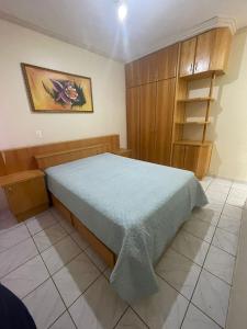- une chambre avec un lit et une couverture bleue dans l'établissement Caldas Novas Ecologic Park Thermas Apartamento, à Caldas Novas