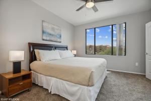 Un dormitorio con una cama grande y una ventana en Ascent North Scottsdale Pool Gym Apartments Near Mayo and Scottsdale Quarter en Scottsdale