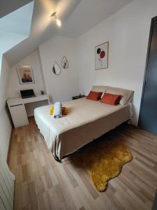 Posteľ alebo postele v izbe v ubytovaní La féline - Duplex - Vieux Valenciennes - Familial
