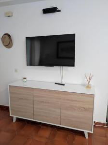 una TV a schermo piatto sopra un comò di Apartament familiar tranquil a Platja d'Aro a Platja  d'Aro