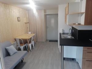 cocina y comedor con mesa y fregadero en Appartement plein sud, Val Thorens Centre, en Val Thorens