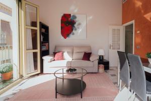 sala de estar con sofá y mesa en San Julian Apartment, en Sevilla