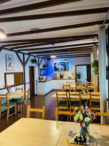 restauracja z drewnianymi stołami i krzesłami oraz kuchnią w obiekcie Smart2Stay Magnolia w Warszawie