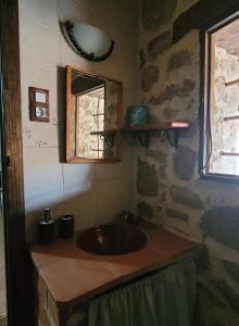 La salle de bains est pourvue d'un lavabo et d'une fenêtre. dans l'établissement Casas Rurales El Cerro y El Cerezo, à Navaconcejo