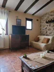 TV a/nebo společenská místnost v ubytování Casas Rurales El Cerro y El Cerezo