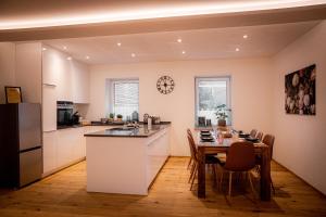 cocina y comedor con mesa y sillas en Servus Apartments Premium, en Vilshofen an der Donau