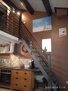 cocina con escalera de caracol en una habitación en Les Oliviers de Camargue, en Salin-de-Giraud