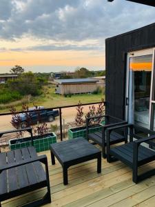 terraza con bancos, mesa y vistas en Blue, en José Ignacio