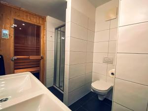 La salle de bains est pourvue de toilettes et d'un lavabo. dans l'établissement Chalet an der Piste, à Kaprun