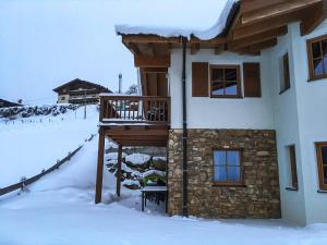 Chalet an der Piste v zime