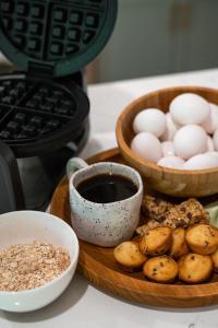 布恩的住宿－The Wanderer Guesthouse，鸡蛋和咖啡的盘子