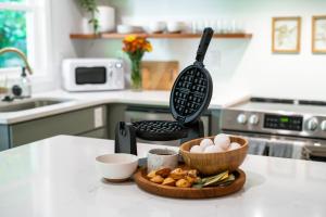 um balcão de cozinha com um batedor e uma tigela de ovos em The Wanderer Guesthouse em Boone