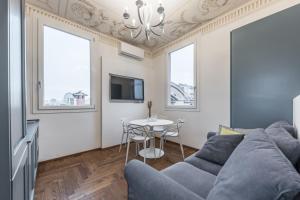 ein Wohnzimmer mit einem Sofa und einem Tisch in der Unterkunft L'Altana di Emilia Suite in Modena