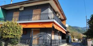 斯塔托尼昂的住宿－Cosy house Stratoni Chalkidiki 300m from beach，一座黑色和橙色的建筑,设有阳台