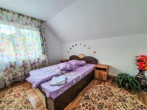 Кровать или кровати в номере Casa de langa rau RUCAR