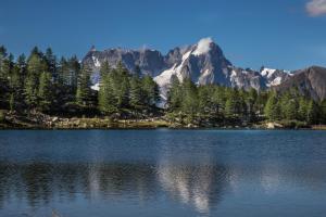 einen Blick auf einen See mit Bergen im Hintergrund in der Unterkunft Centro di Aosta - Bilocale grazioso e silenzioso in Aosta