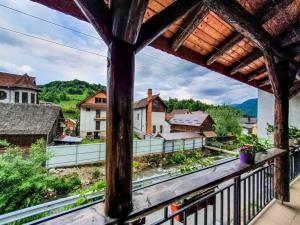 een balkon met uitzicht op een dorp bij Casa de langa rau RUCAR in Rucăr