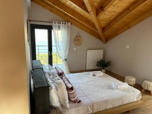 een slaapkamer met een bed in een kamer met een raam bij Villa Argyro in Lixouri