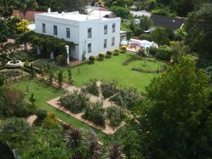una vista aérea de una casa blanca con jardín en Fairview Historic Homestead en George