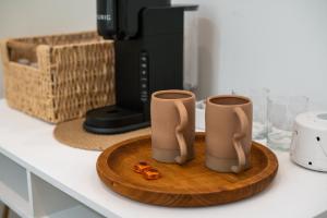 Příslušenství pro přípravu čaje a kávy v ubytování The Wanderer Guesthouse