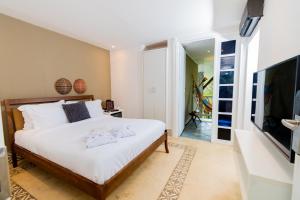 Una televisión o centro de entretenimiento en Pratagy Acqua Park Beach All Inclusive Resort