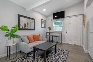 ein Wohnzimmer mit einem Sofa und einem Tisch in der Unterkunft South Tampa Central Location Efficiency Suite in Tampa
