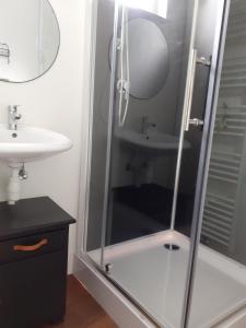 La salle de bains est pourvue d'une douche et d'un lavabo. dans l'établissement Gastenverblijf By ús thús, à Anjum