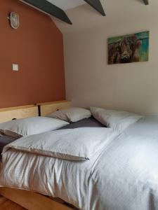 1 dormitorio con 2 camas y un cuadro en la pared en Gastenverblijf By ús thús, en Anjum
