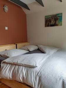 a bedroom with two beds and a painting on the wall at Gastenverblijf By ús thús in Anjum