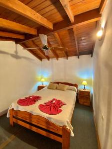 ein Schlafzimmer mit einem großen Bett in einem Zimmer mit Holzdecken in der Unterkunft Hotel Luna Morena in Santa Teresita