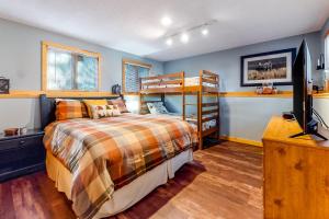 ein Schlafzimmer mit einem Bett und einem TV in der Unterkunft Mountain View Home in Bartlett