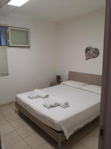 ein Schlafzimmer mit einem Bett mit Handtüchern darauf in der Unterkunft Lalù in Chiaramonte Gulfi