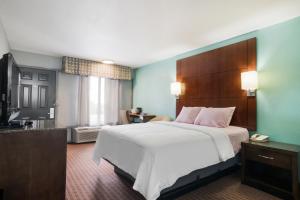 Кровать или кровати в номере Americas Best Value Inn and Suites Blytheville