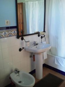 Ein Badezimmer in der Unterkunft Caserio de Iznájar
