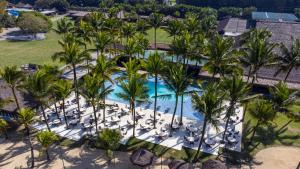 una vista aérea de una piscina del complejo con palmeras en Hotel Portobello Resort & Safari, en Mangaratiba
