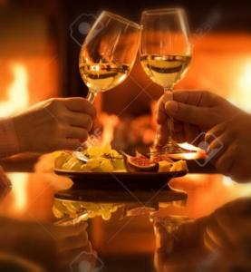 Jacuzzi Massage et Vin Plateau dînatoire offert في Férolles: شخصان يحملان كأسين من النبيذ وصحن من الطعام