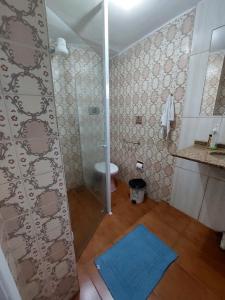 Et badeværelse på Pousada Vila Praiana