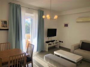 Televízia a/alebo spoločenská miestnosť v ubytovaní Apartments Trlika
