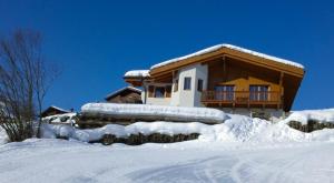 Chalet an der Piste v zime
