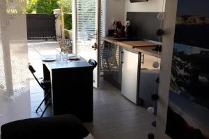 una cocina con encimera y una mesa con gafas. en studio terremer, en Patrimonio