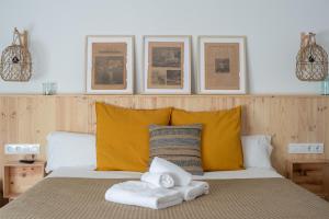 Tempat tidur dalam kamar di Hostal Sa Teula