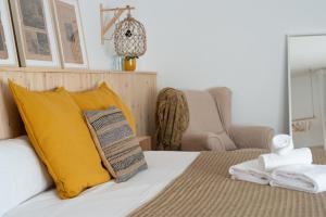 Tempat tidur dalam kamar di Hostal Sa Teula